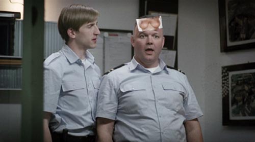 Музыка и видеоролик из рекламы Centraal Beheer Achmea - Prison Guard (тюремщик) Музыка и видеоролик из рекламы Centraal Beheer Achmea - Prison Guard (тюремщик)