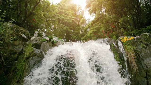 Музыка и видеоролик из рекламы Lipton Ice Tea - Waterfall
