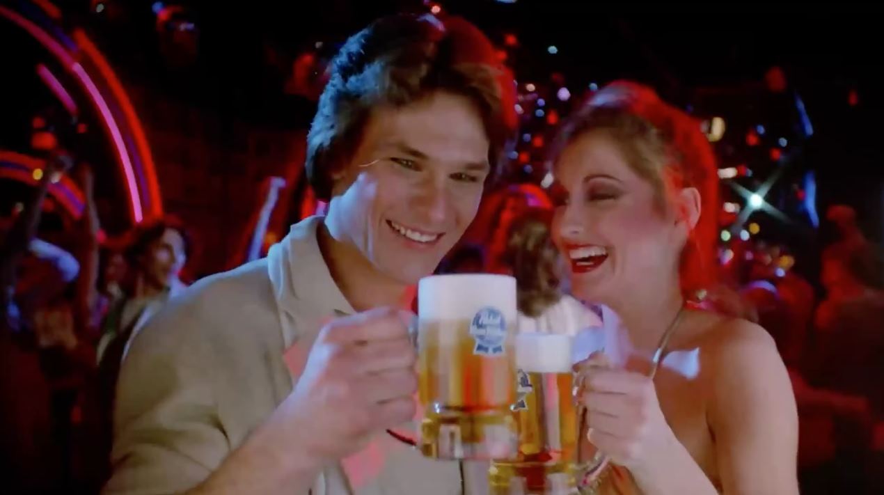 Музыка и видеоролик из рекламы Pabst Blue Ribbon - Patrick Swayze (1979) Музыка и видеоролик из рекламы Pabst Blue Ribbon - Patrick Swayze (1979)