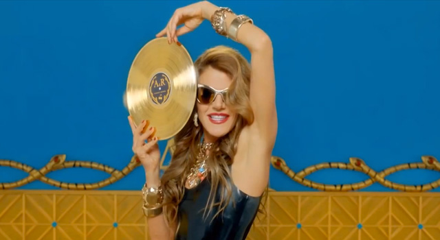 Музыка и видео из рекламы H&M - Fashion Shower (Anna Dello Russo) Музыка и видео из рекламы H&M - Fashion Shower (Anna Dello Russo)