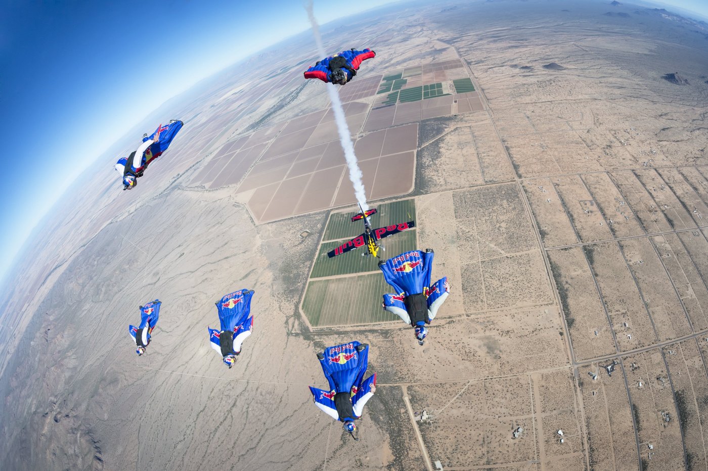 Музыка и видеоролик из рекламы Red Bull - World of Red Bull Музыка и видеоролик из рекламы Red Bull - World of Red Bull