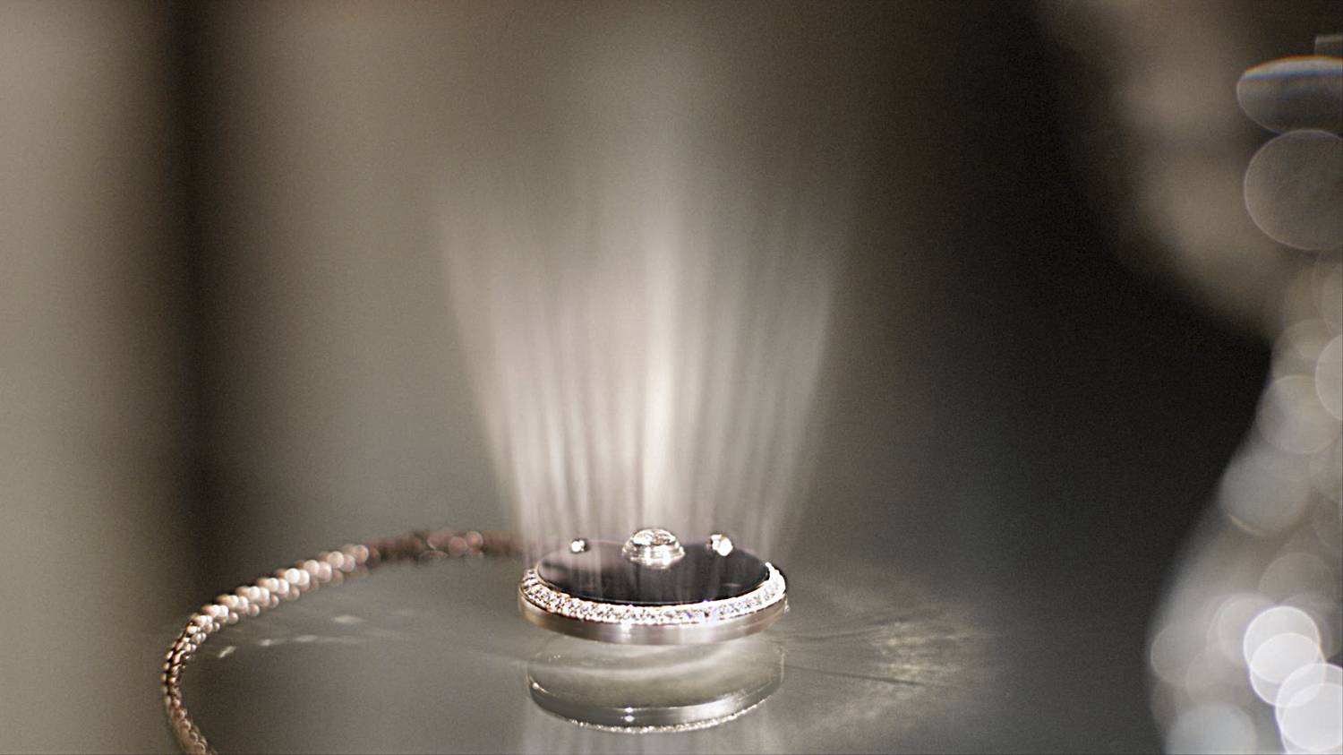 Музыка и видеоролик из рекламы Cartier - Amulette de Cartier Музыка и видеоролик из рекламы Cartier - Amulette de Cartier