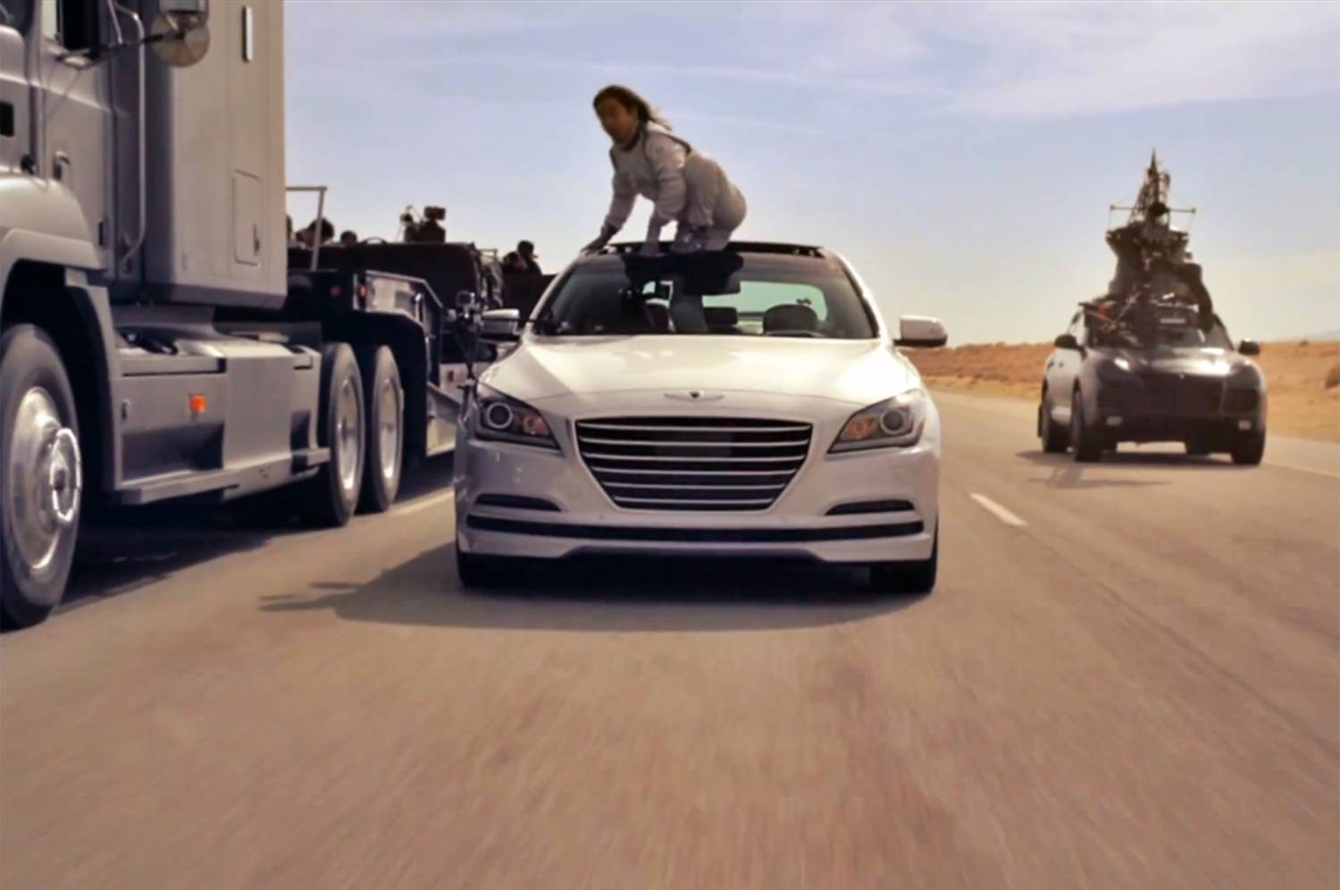 Музыка и видеоролик из рекламы Hyundai - The Empty Car Convoy