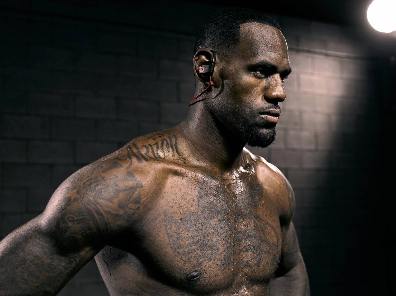 Музыка и видеоролик из рекламы Beats by Dre - LeBron James Музыка и видеоролик из рекламы Beats by Dre - LeBron James