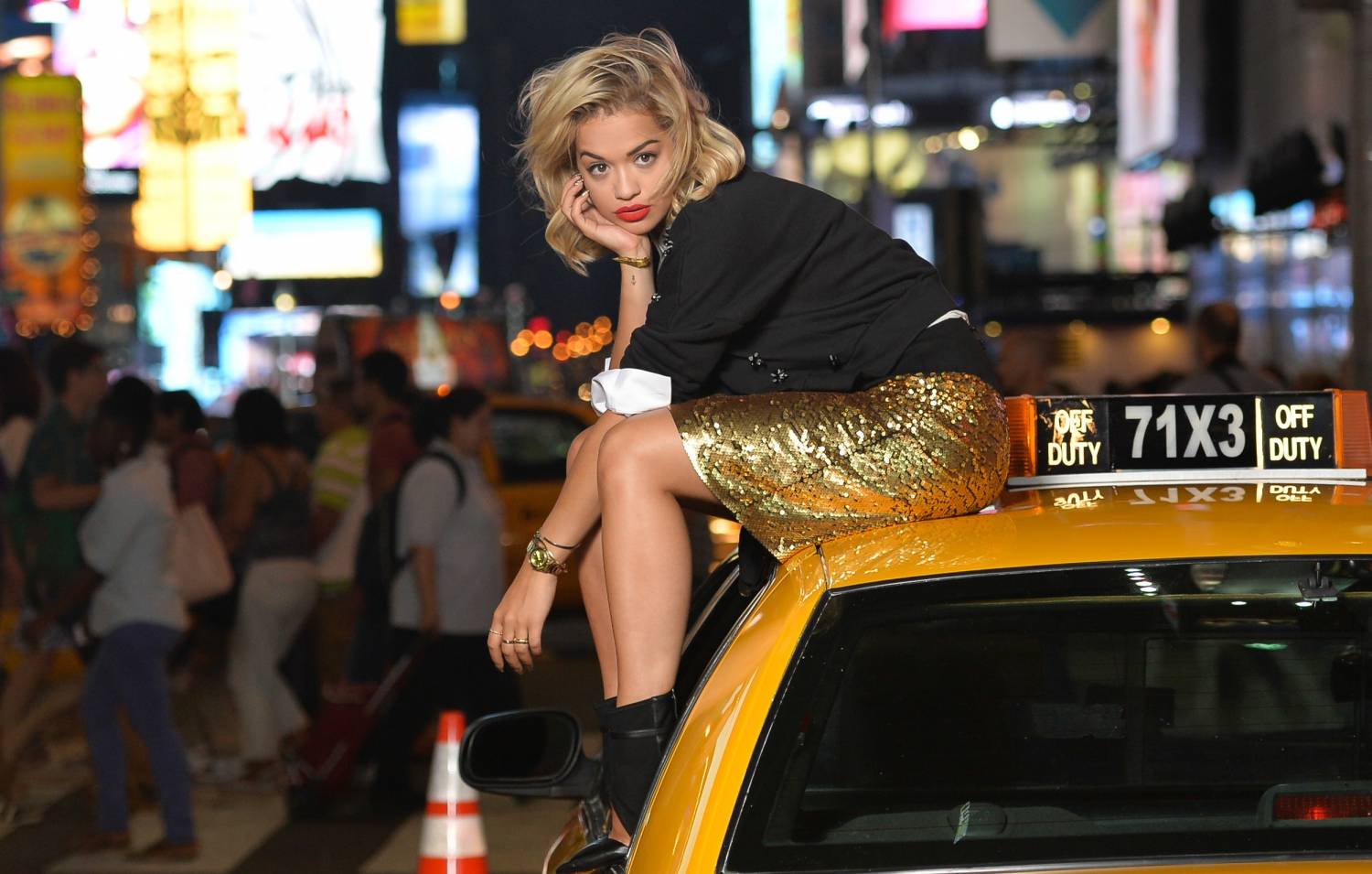 Музыка и видеоролик из рекламы adidas Originals by Rita Ora  #unstoppable