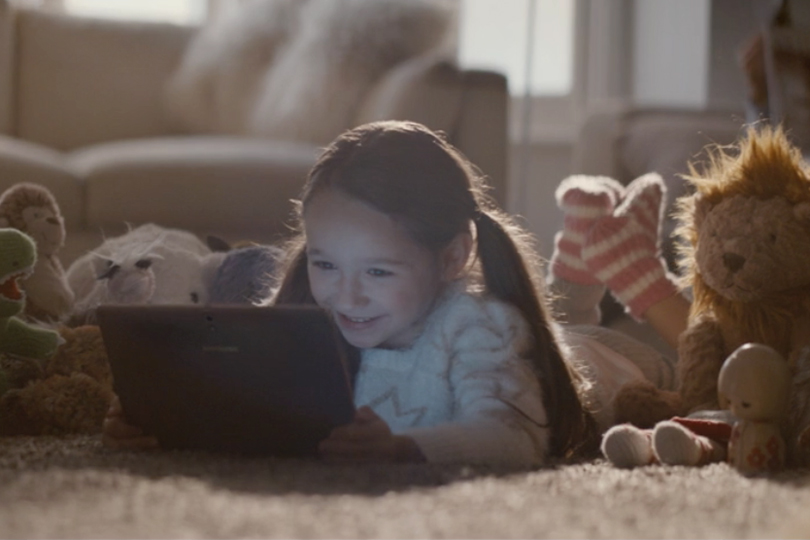 Музыка и видеоролик из рекламы Samsung Christmas - Round Ours (All Wrapped Up Early)