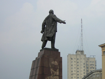 Украина убрала памятник Ленину из рекламы к Евро-2012