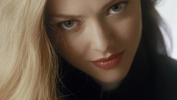 Аманда Сэйфрид в рекламном видео аромата Givenchy
