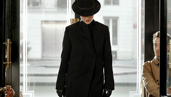Аманда Сэйфрид в рекламном видео аромата Givenchy