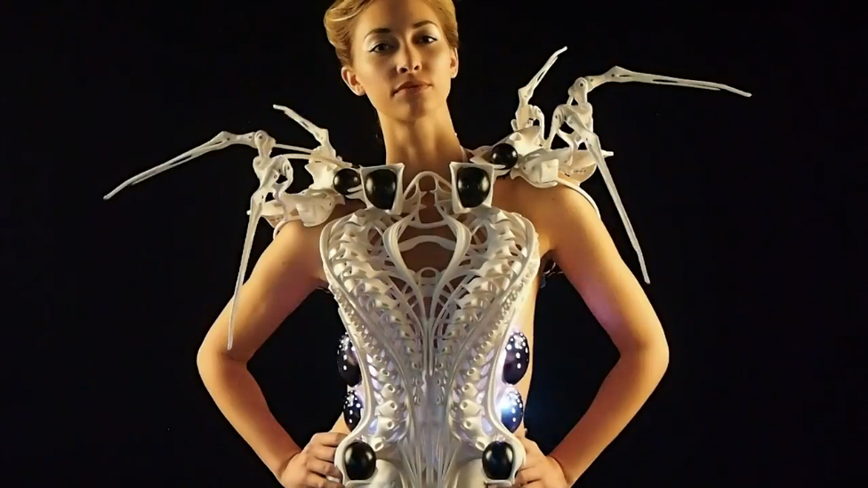 Роботизированное платье-паук (Robotic Spider Dress)