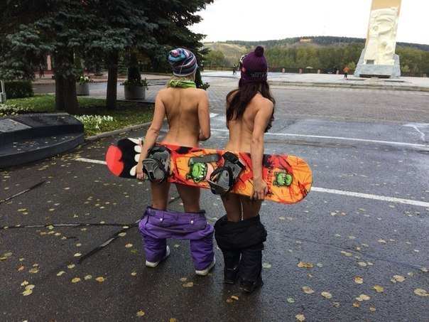 Сноубордистки спустили штаны ради рекламы