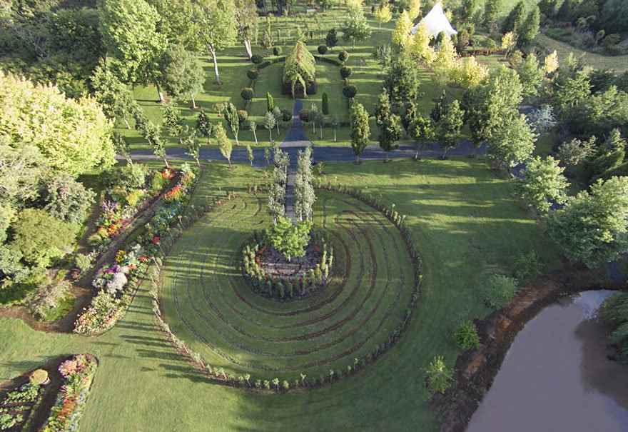 Новозеландец вырастил церковь у себя в саду