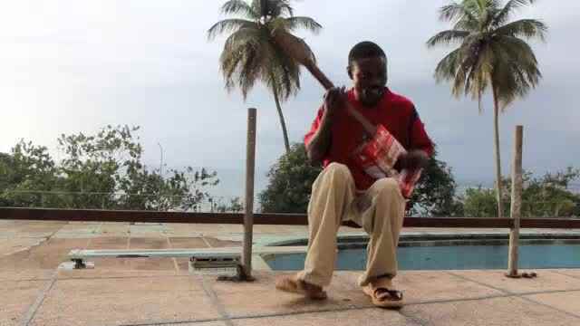 Слепой парень из Либерии играет на гитаре и создает эту прекрасную песню прямо на ваших глазах