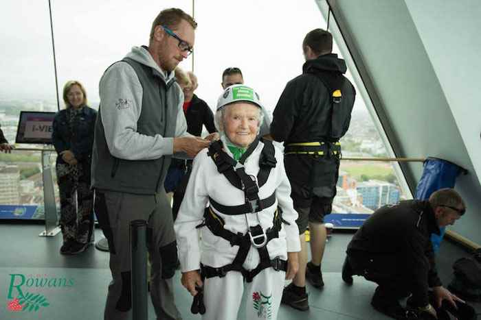 Супербабушка: 101-летняя британка спустилась со стометровой высоты