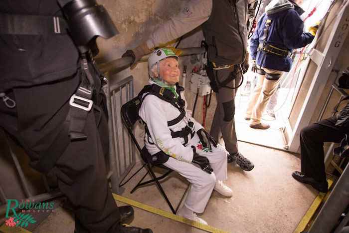 Супербабушка: 101-летняя британка спустилась со стометровой высоты