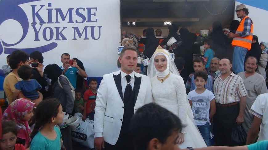 Турецкие молодожёны в день свадьбы накормили 4000 человек