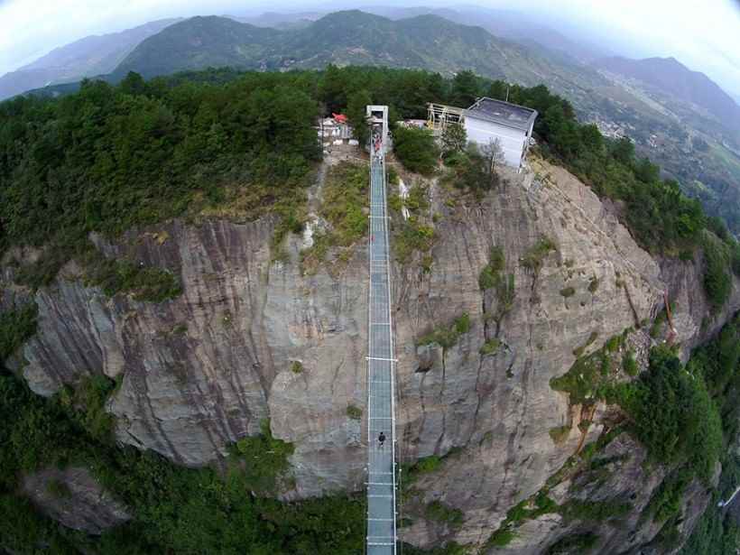 Самый длинный в мире стеклянный мост.