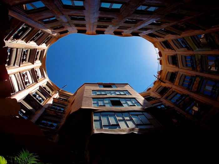 Потрясающие своды дома Каса Мила в Барселоне