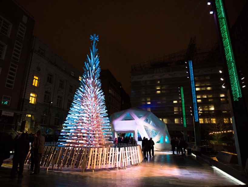 В Лондоне установили дизайнерскую елку из санок
