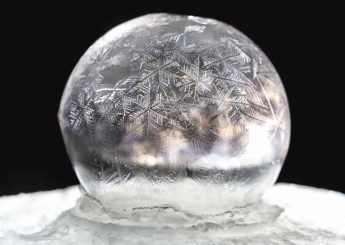 Замерзшие мыльные пузыри при минус 15 градусах по Цельсию