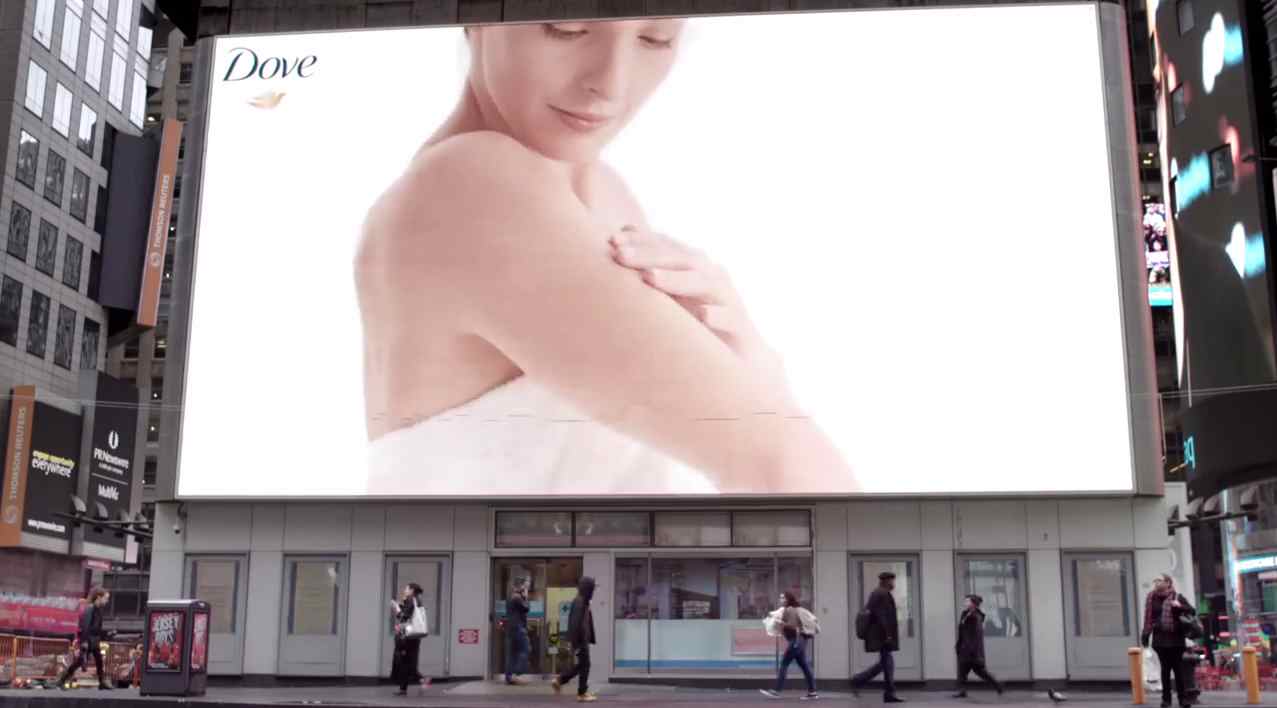 Модель приняла душ прямо на Таймс-cквер в рекламе