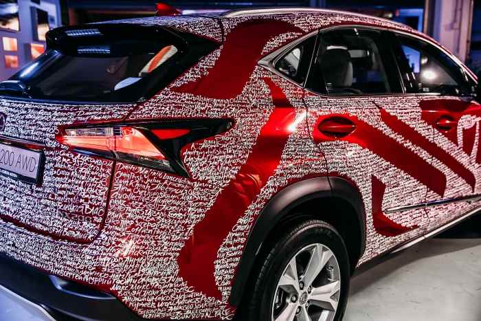 Lexus нанес имена 5000 подписчиков на Lexus NX