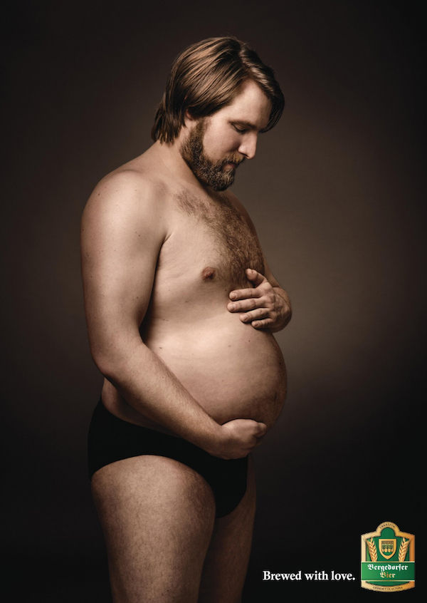 Беременные мужчины в рекламе пивного бренда.