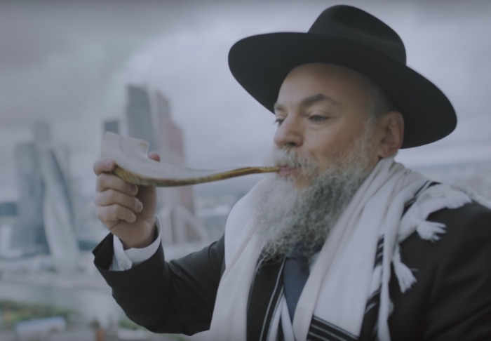 Слуцкий, Ургант и Макаревич снялись в рекламе синагоги