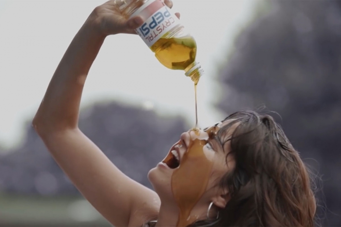 SumOfUs сделали пародию на ролик Pepsi с Синди Кроуфорд