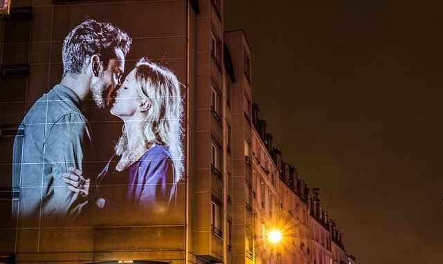 Живые поцелуи на стенах Парижа