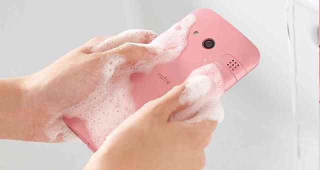 Японцы придумали смартфон, который можно вымыть с мылом