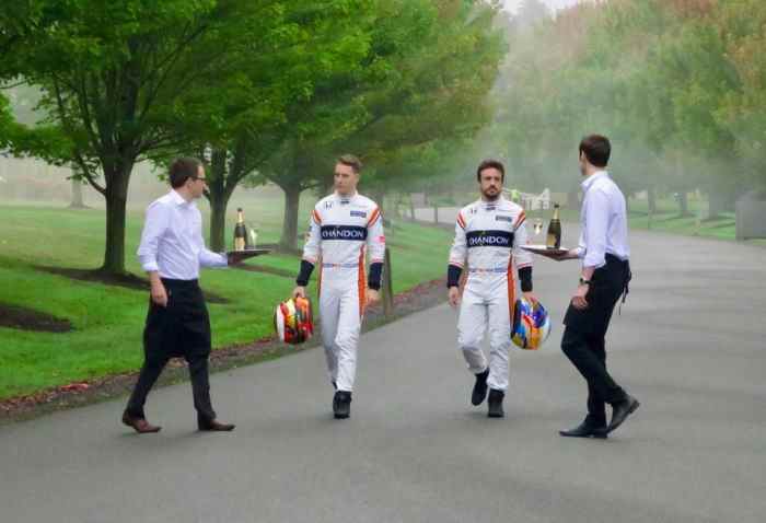 Гонщики McLaren снялись в рекламе шампанского