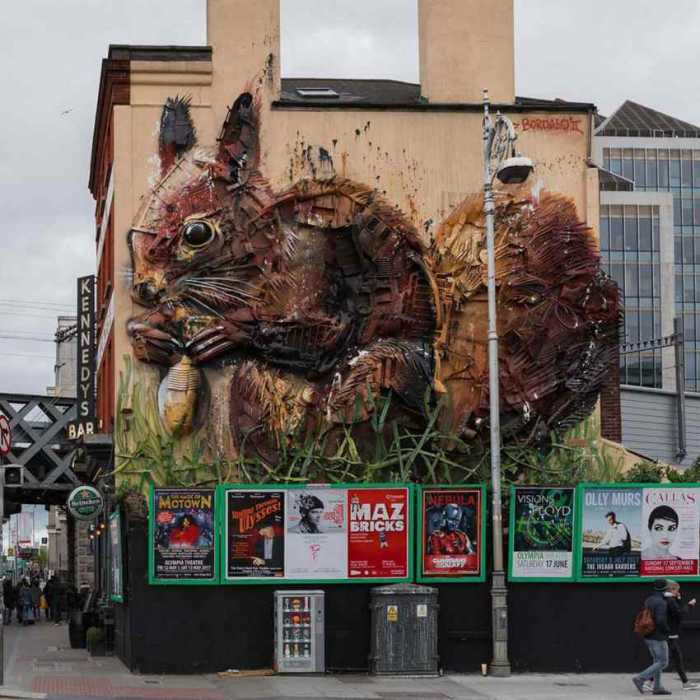 Художник создает скульптуры животных из мусора