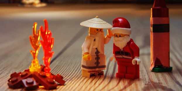 Сэнсэй Ву помог Санта-Клаусу спасти Рождество в новой рекламе Lego
