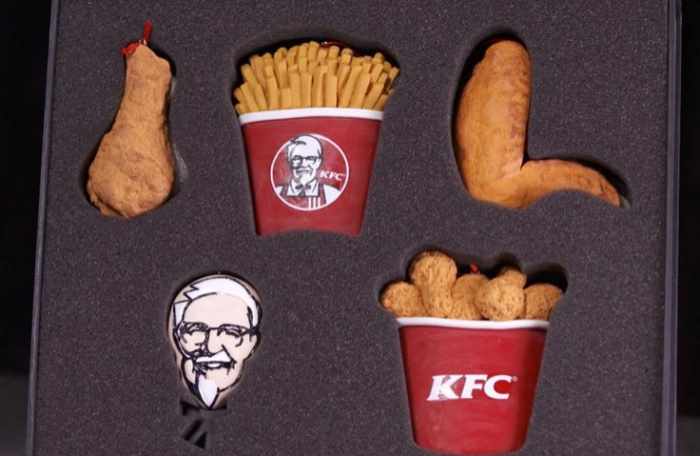 KFC предложил повесить на ёлку куриную ножку