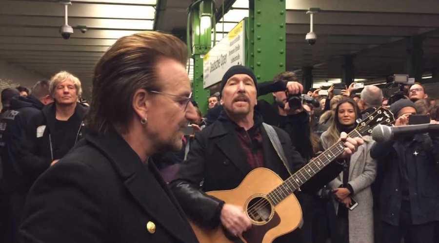 Для рекламы альбома группа U2 выступила на линии берлинского метро