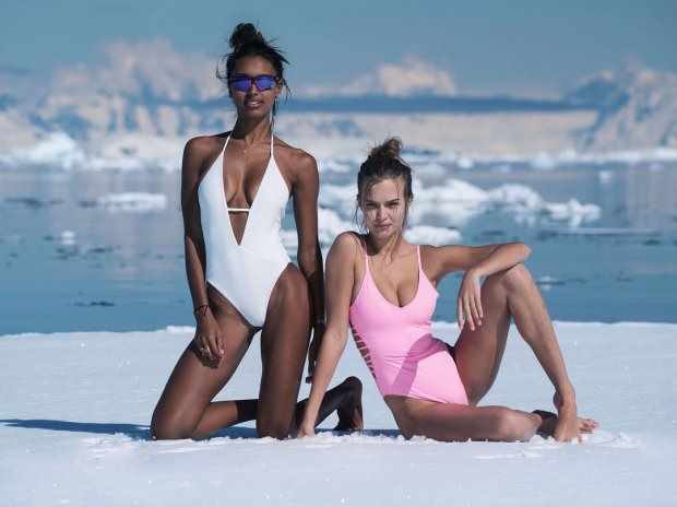 Модели Victoria's Secret снялись в рекламе купальников на леднике