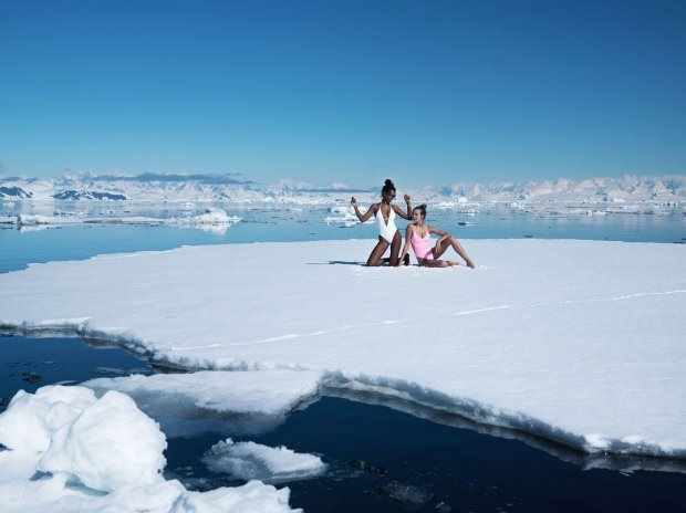 Модели Victoria's Secret снялись в рекламе купальников на леднике