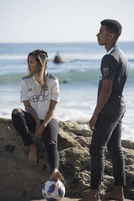 Adidas выпустил футболки для футбольных команд из океанского пластика