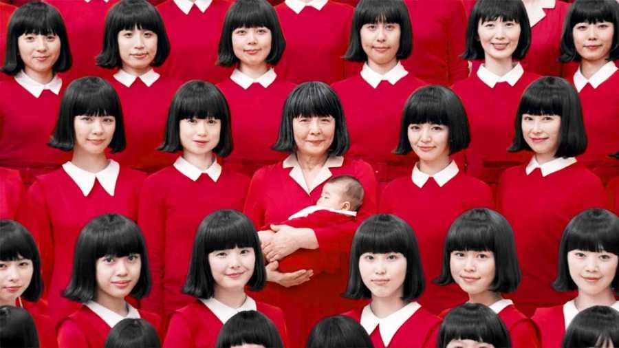 Японская реклама и 72 актрисы показали целую жизнь одной женщины