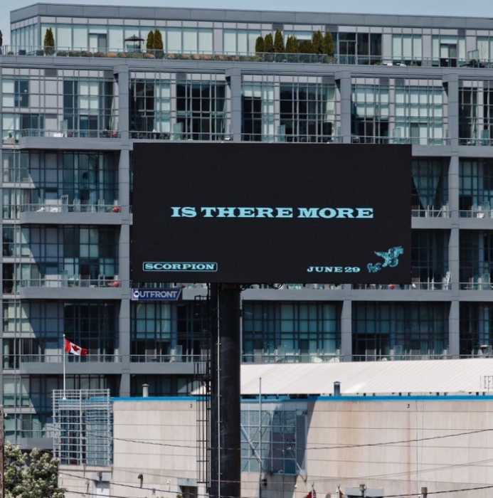 Дрейк установил несколько билбордов в своем родном Торонто