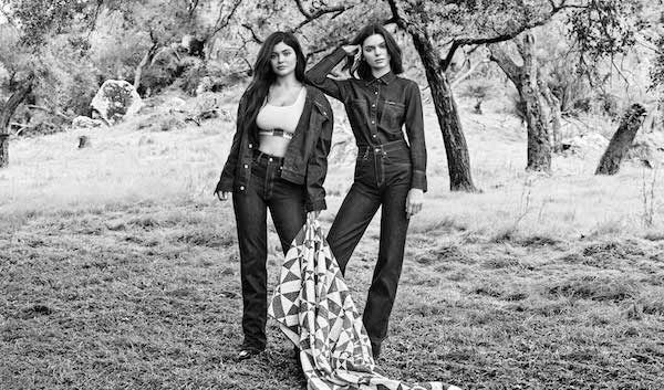 Сестры Кардашьян-Дженнер прорекламировали белье в кампании Calvin Klein.