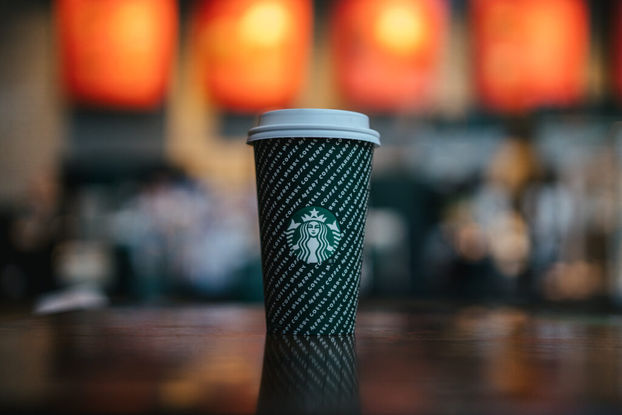 Starbucks выпустила праздничные стаканчики
