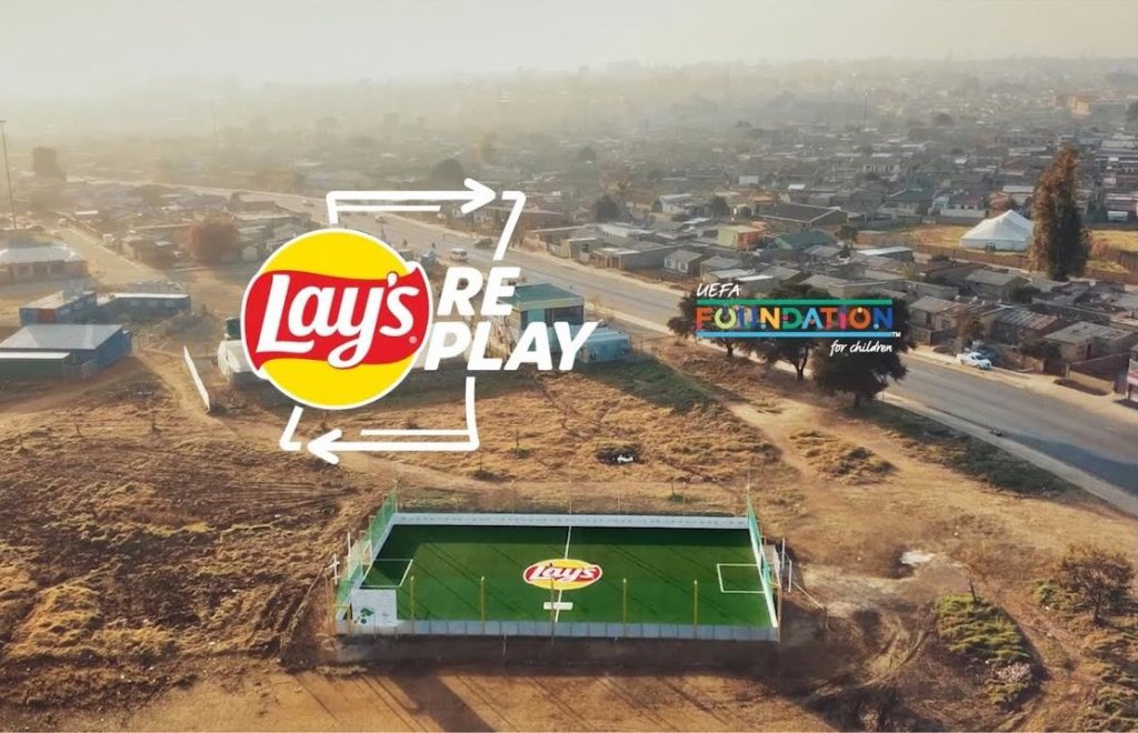 Lay's переработает упаковки и построит из них экологичные футбольные поля