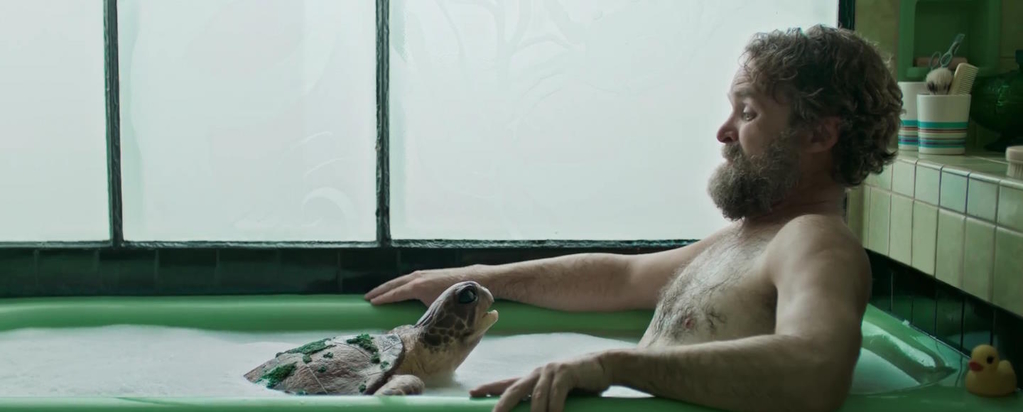 Мужчина принимал ванну с черепахой в юмористическом ролике