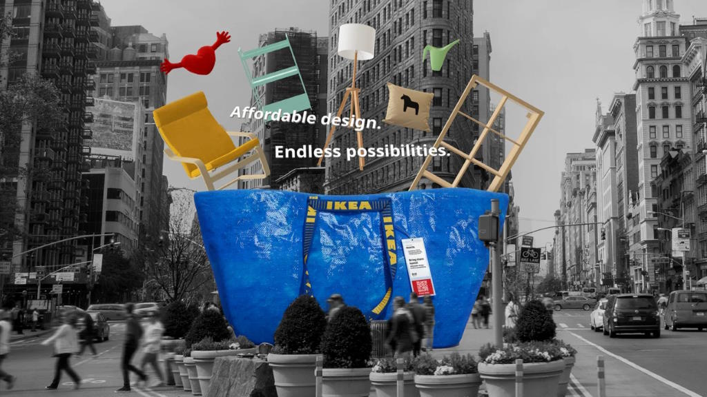 Синяя сумка Ikea стала больше благодаря странствующей скульптуре