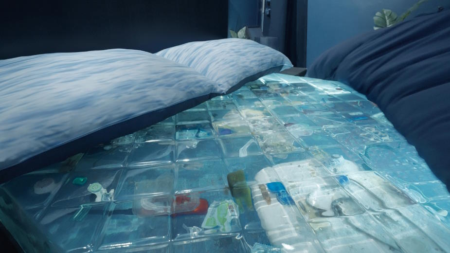 Greenpeace пригласил людей поспать на кровати из океанического пластика