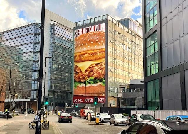 Новый бургер KFC оказался слишком высоким для рекламы