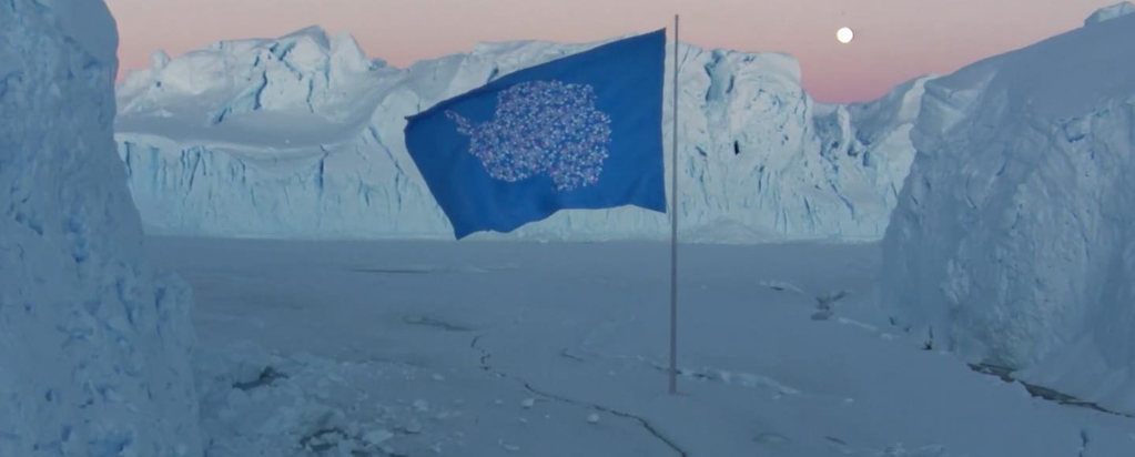 Обновленный флаг Антарктиды рассказал о разрушительном влиянии микропластика на континент