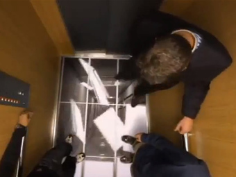 LG разыграла людей падающим полом в лифте